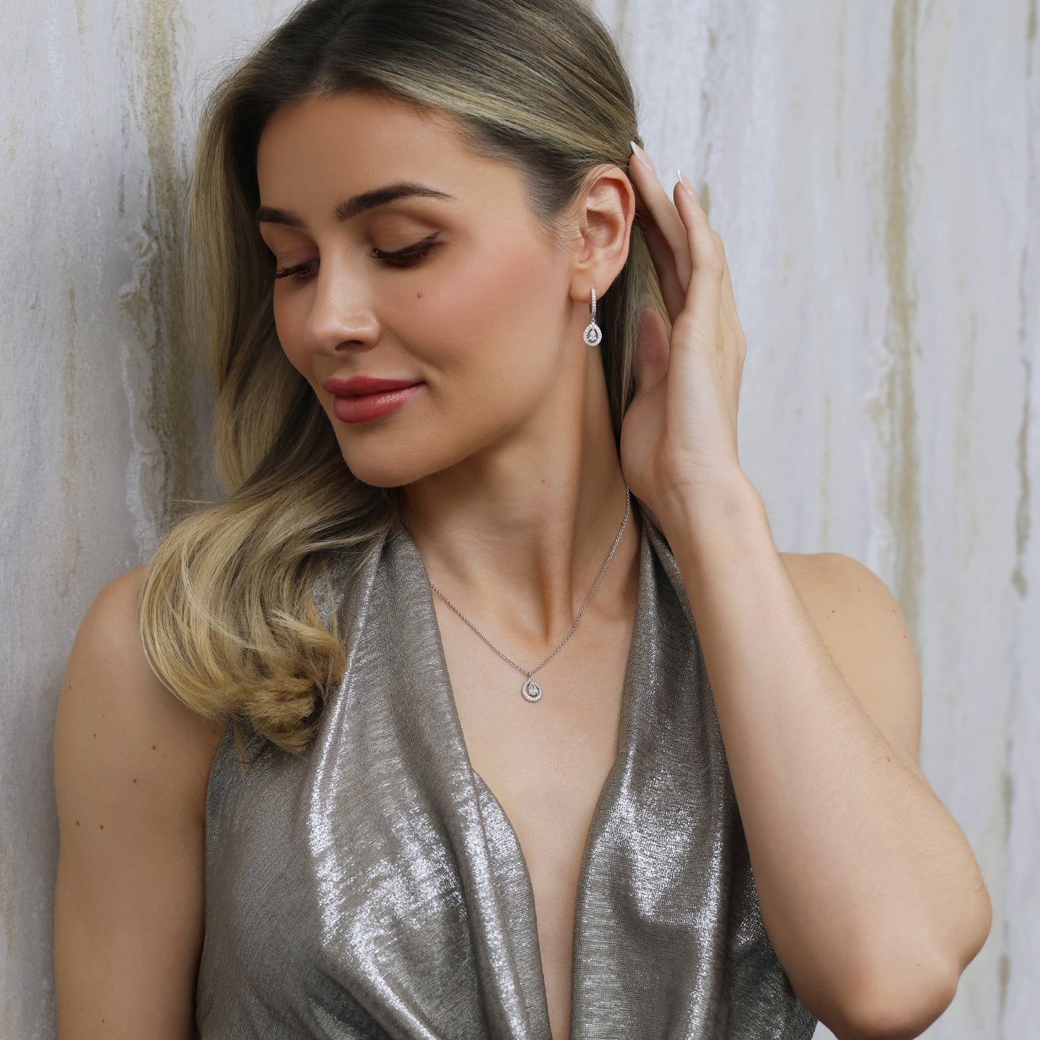 18ct White Gold Pear Cut Diamond Halo Pendant