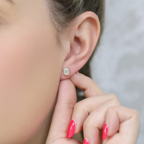 Berry's 18ct Yellow Gold GIA Certificated Emerald Cut Diamond 1