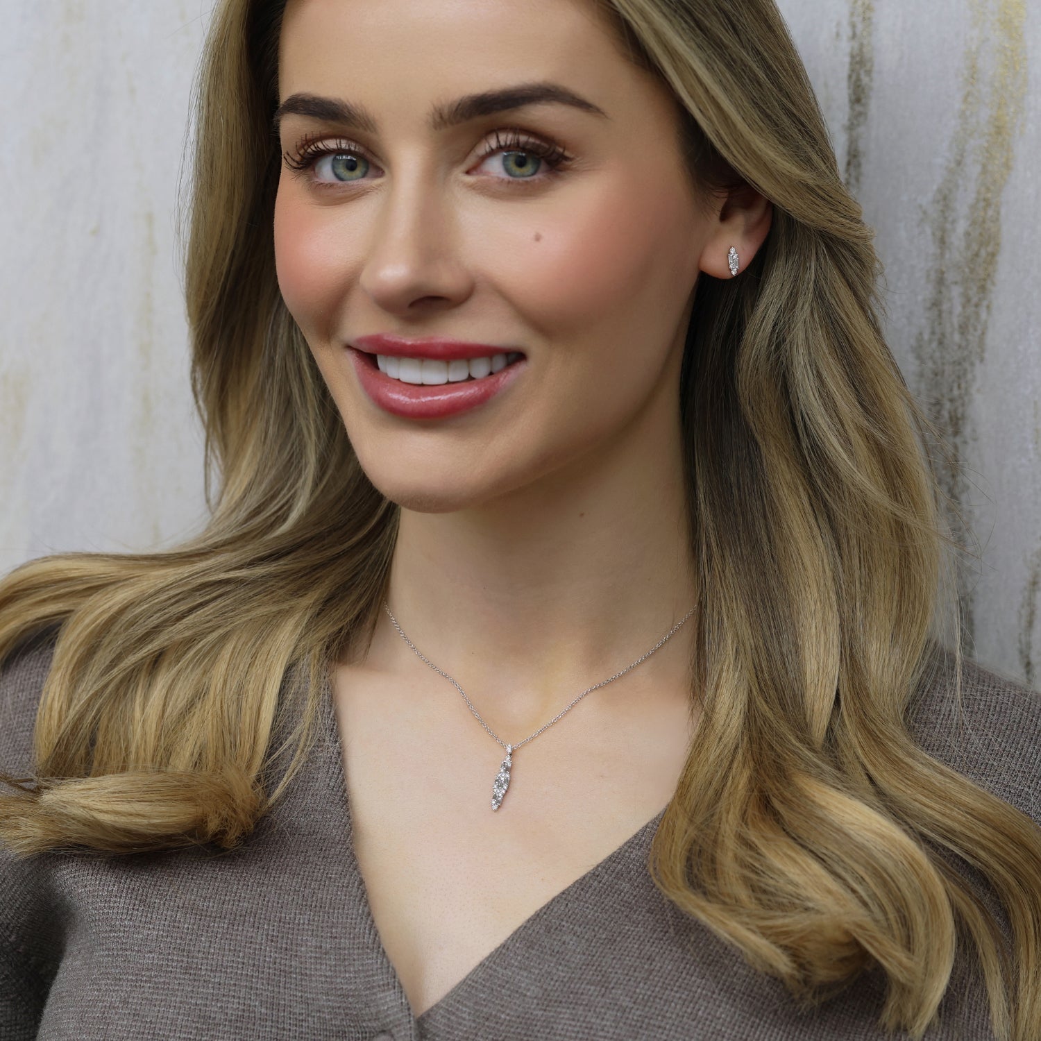 18ct White Gold Baguette & Round Brilliant Cut Diamond Drop Pendant