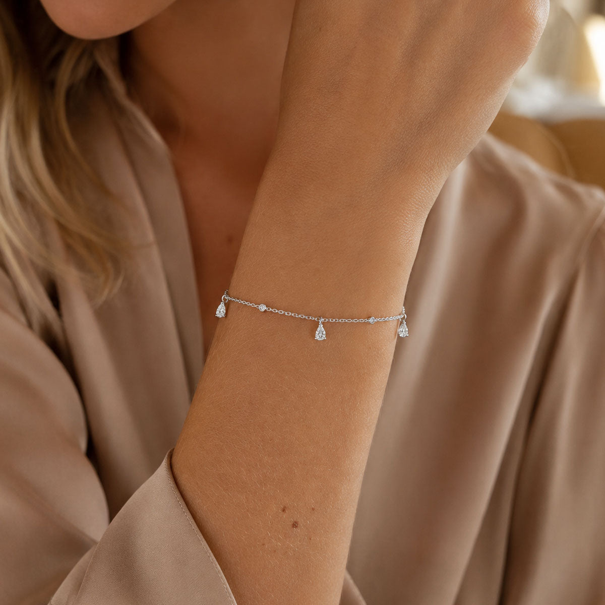 18ct White Gold Pear & Round Brilliant Cut Diamond Bracelet