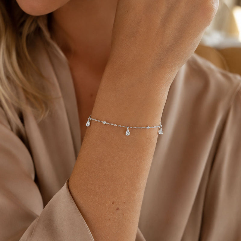 18ct White Gold Pear & Round Brilliant Cut Diamond Bracelet