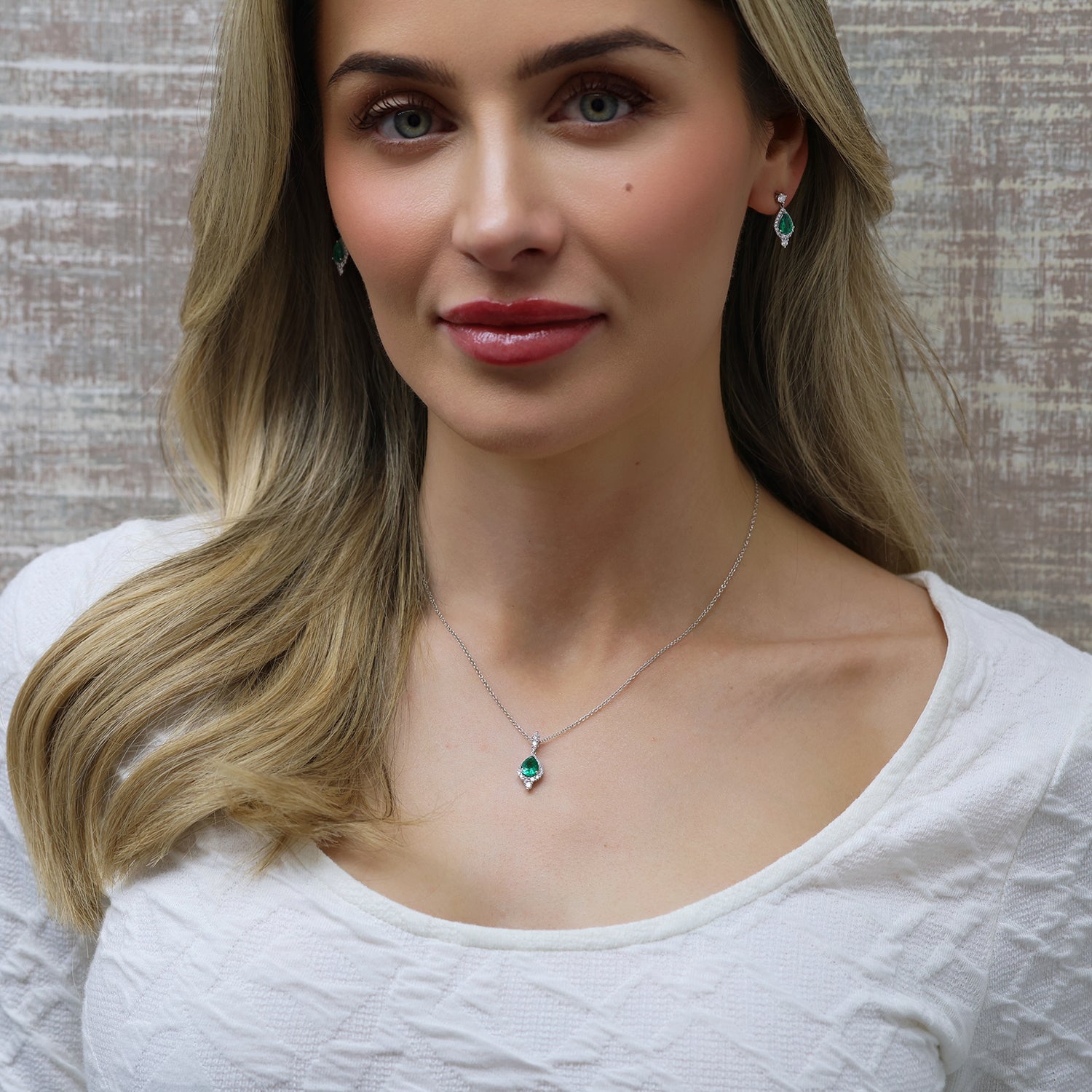 18ct White Gold Pear Shaped Emerald And Diamond Vintage Halo Pendant