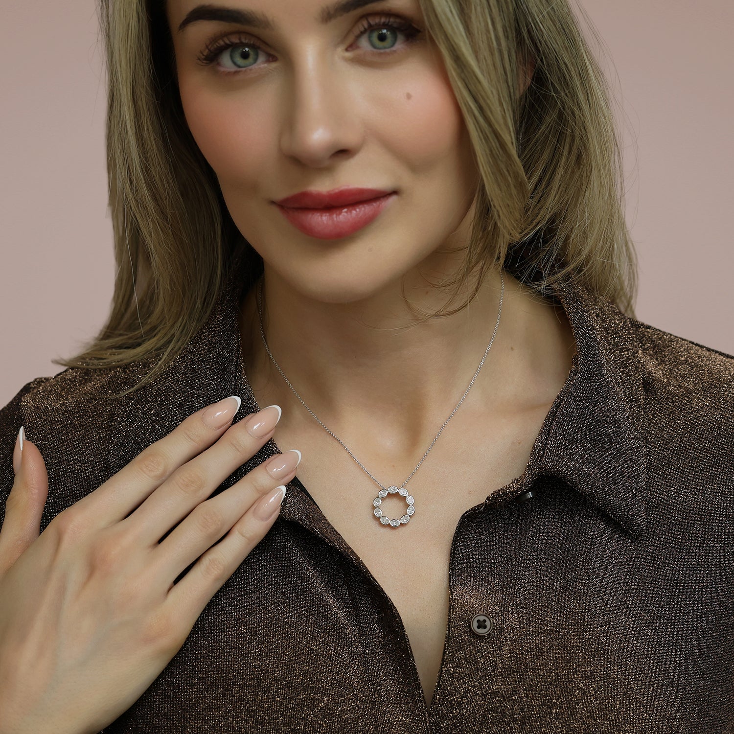 18ct White Gold Oval Diamond Rub Over Circle Pendant